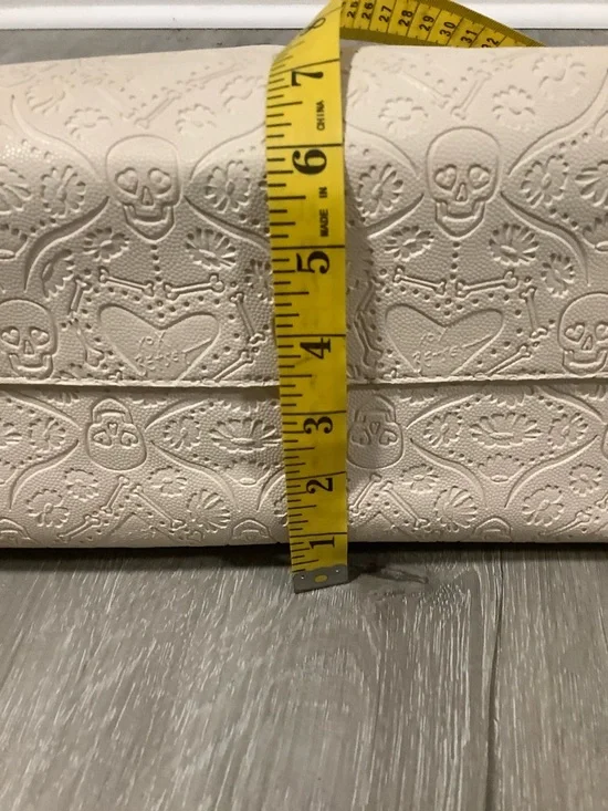 Betsey Johnson large cream colored skull bag - Picture 11 of 12